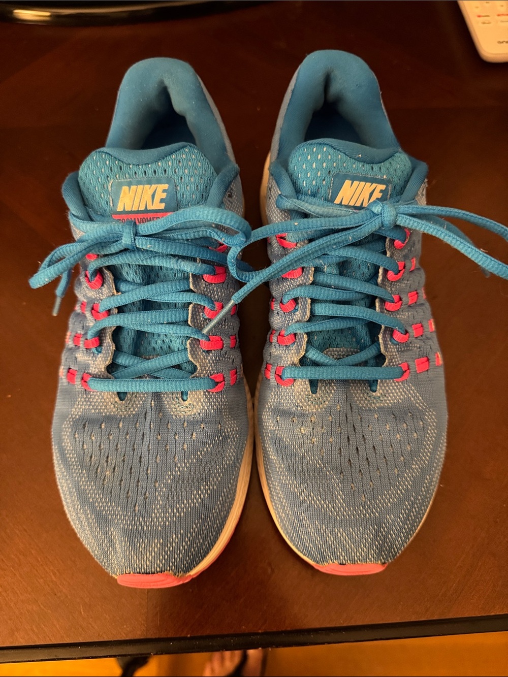 Nike Women's Zoom Vomero Teal Blue Running Shoes with Pink Accents 8.5 M